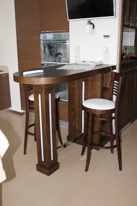 Мебель из массива дерева и шпонированная