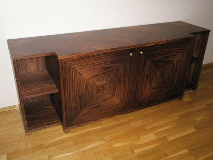 Мебель из массива дерева и шпонированная