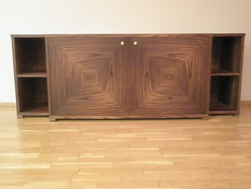 Мебель из массива дерева и шпонированная