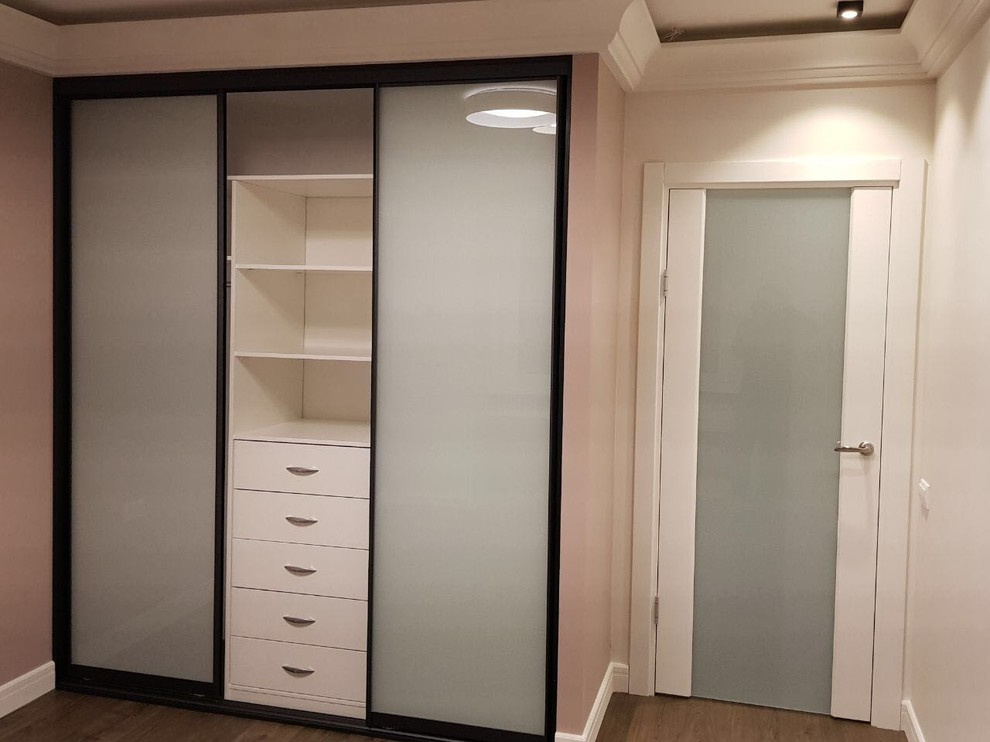 Встроенные шкафы.