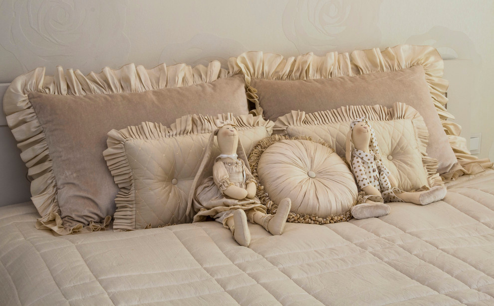 Шторы и покрывало с подушками в спальню