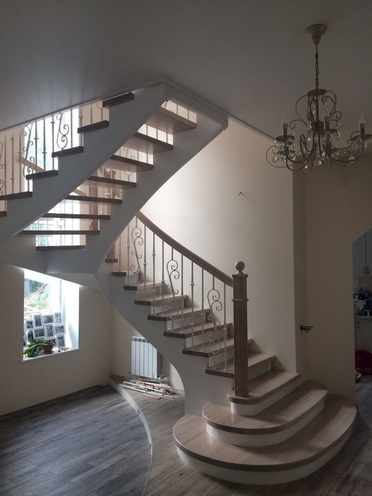 Две лестницы в одной лестничной клетке с элегантными металлическими балясинами