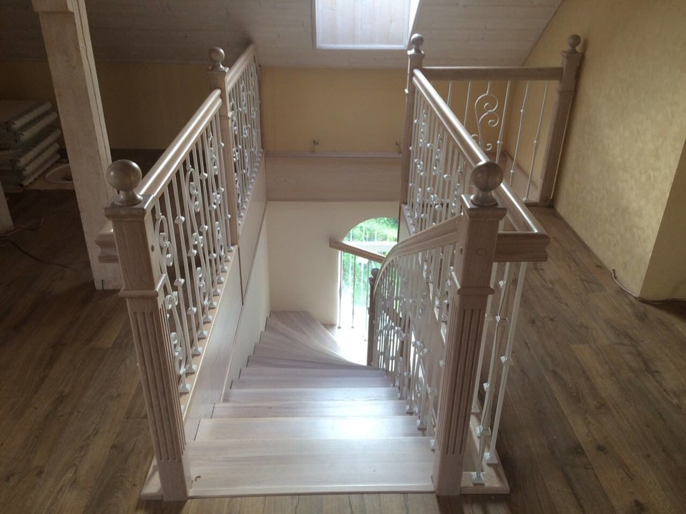 Две лестницы в одной лестничной клетке с элегантными металлическими балясинами