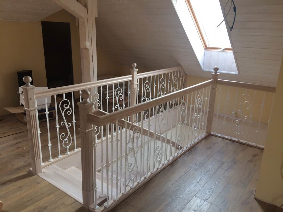 Обложка проекта: Две лестницы в одной лестничной клетке с элегантными металлическими балясинами