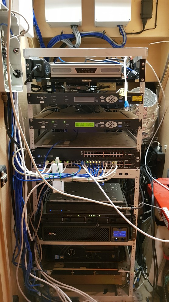 Модернизация мультимедиа систем на Мега яхте Waverunner 41метр