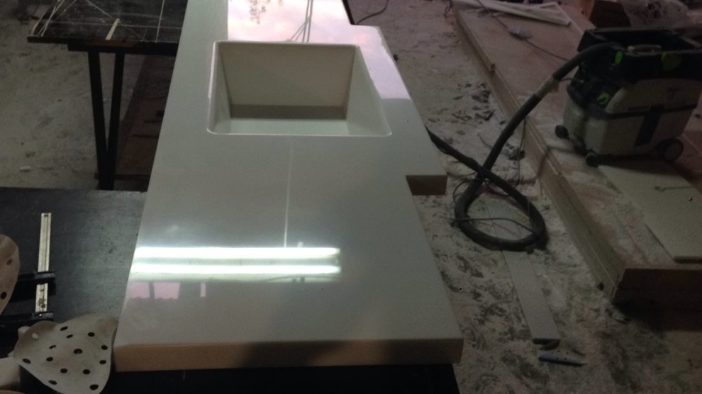 Столешница с интегрированной раковиной для ванной комнаты