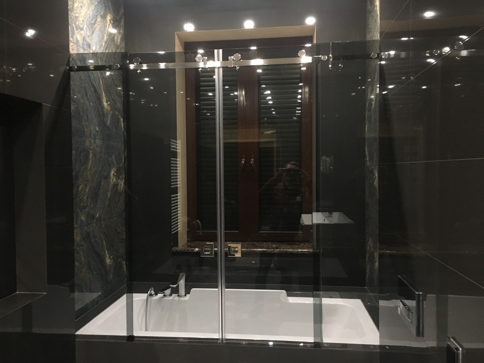 Стеклянные душевые конструкции