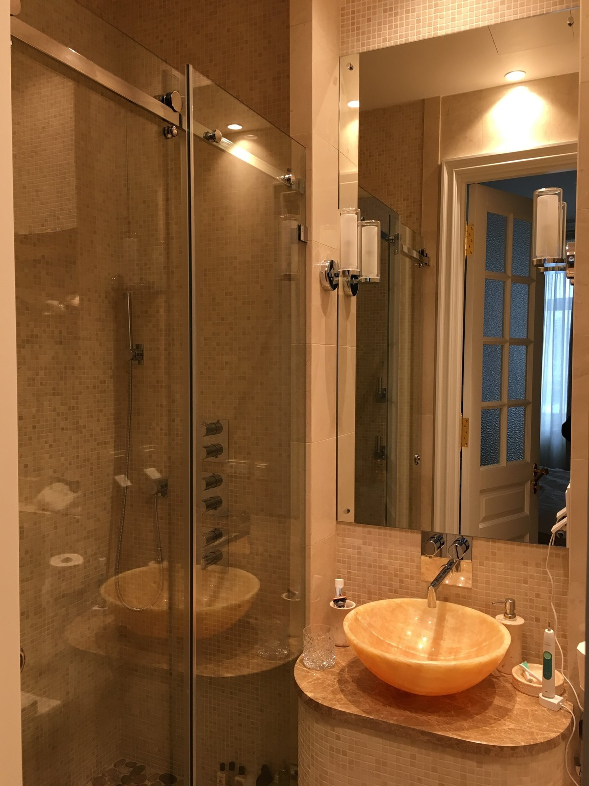 Стеклянные душевые конструкции