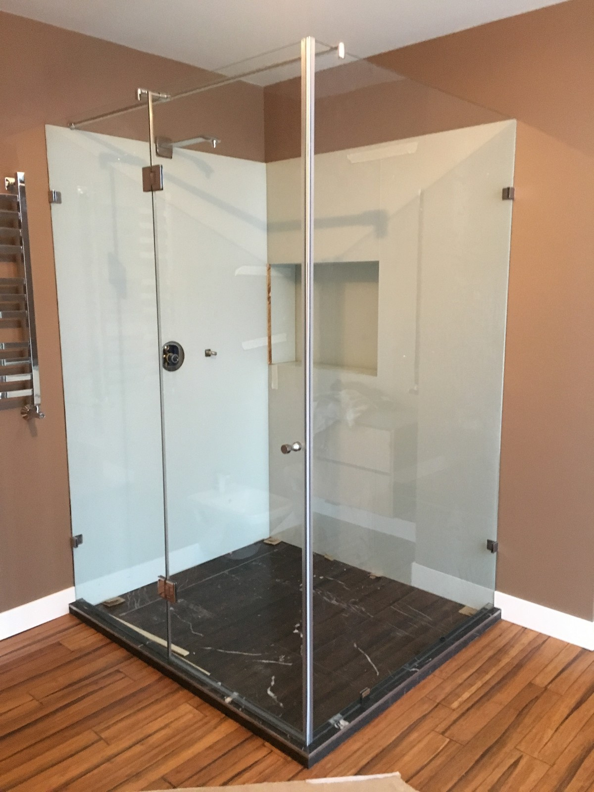 Стеклянные душевые конструкции