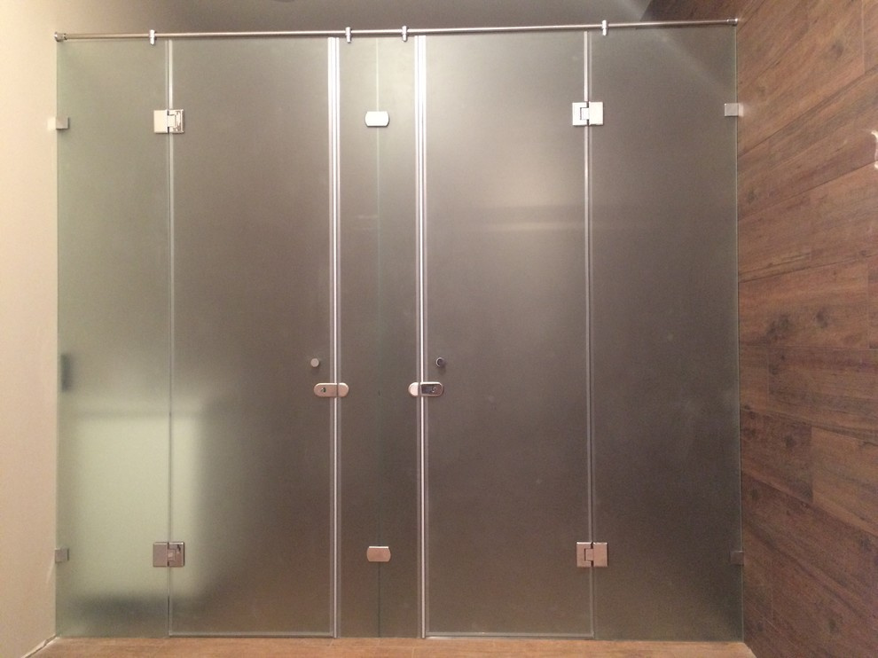 Стеклянные душевые конструкции