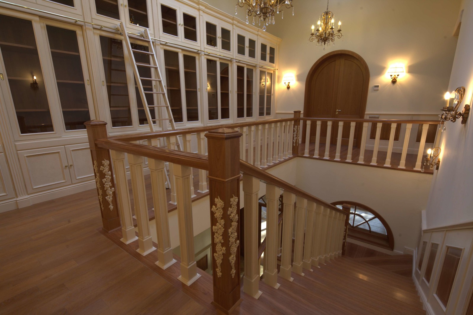 scala in ciliegio con libreria laccata patinata