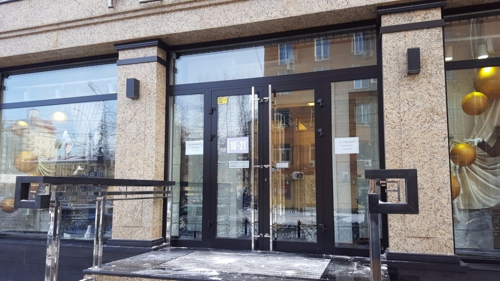 Стеклянные витражи для салонов и магазинов