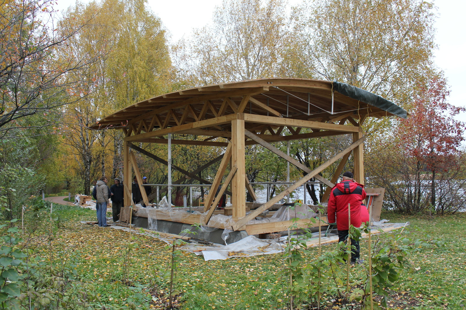 Современная деревянная беседка