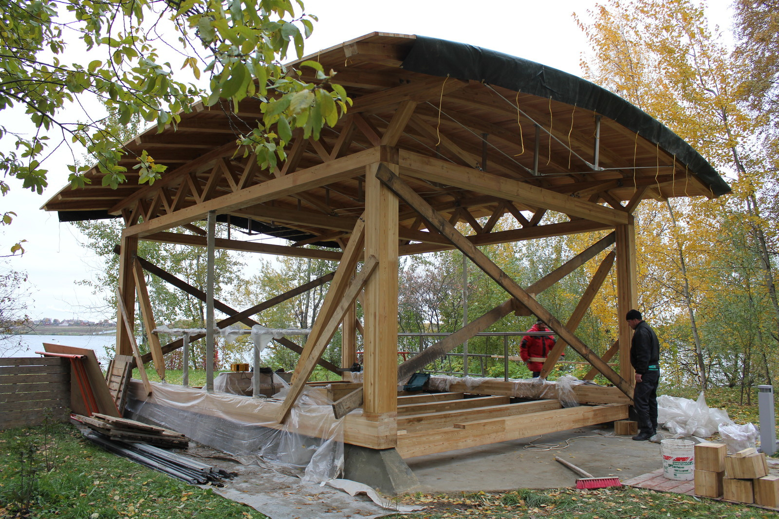 Обложка проекта: Современная деревянная беседка