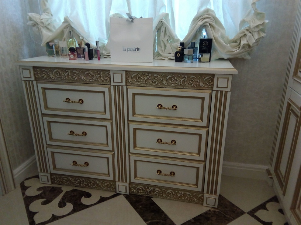 Комод в гардеробной комнате