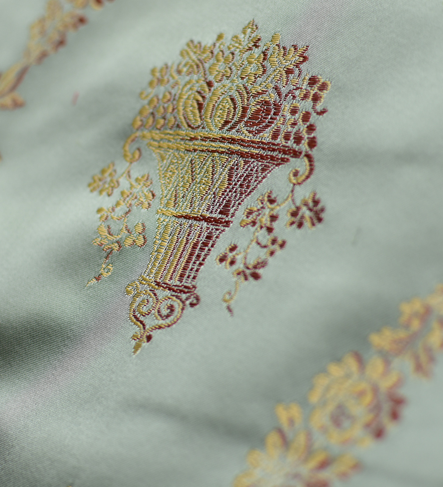 Tassinari Chatel, Cupro/Bemberg 63%-Viscose 37%. Высококачественная ткань достой