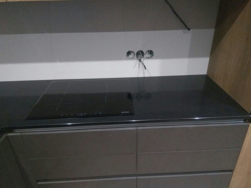 Ультрамодная тонкая столешница из кварцевого агломерата Caesarstone т.20мм