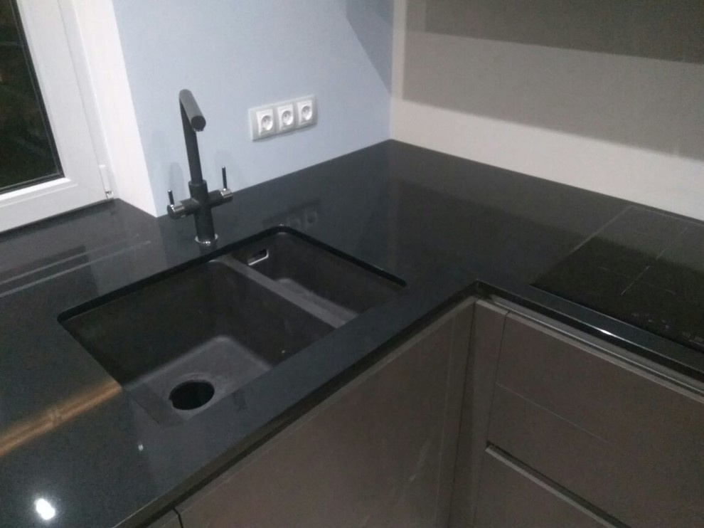 Ультрамодная тонкая столешница из кварцевого агломерата Caesarstone т.20мм