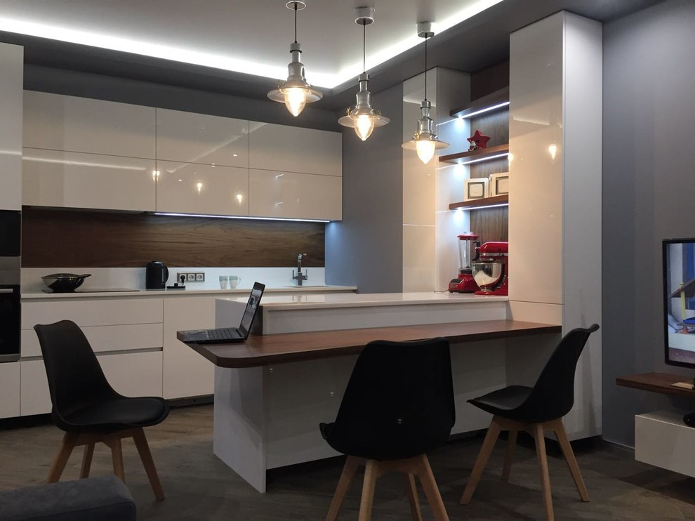 Белая островная кухня