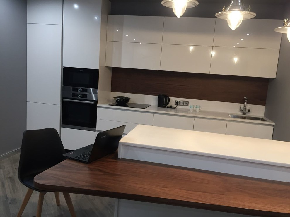 Белая островная кухня