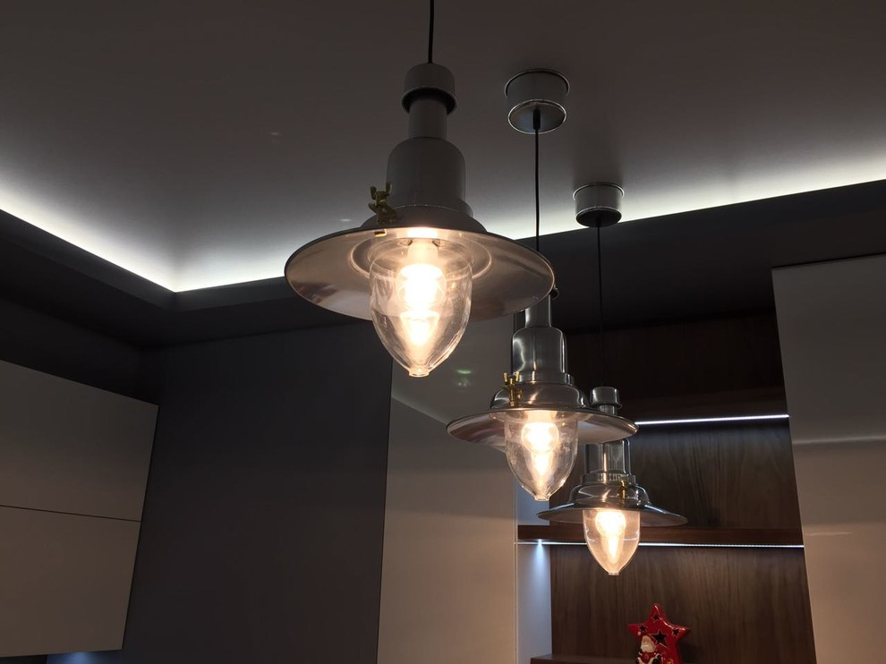 Белая островная кухня