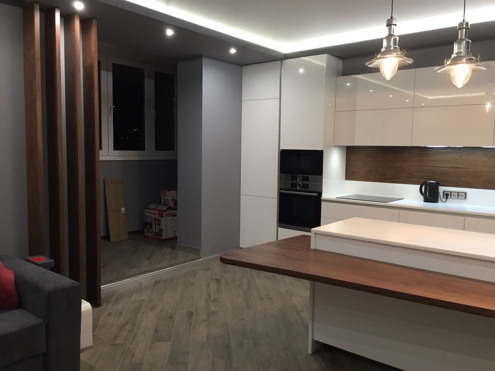 Белая островная кухня