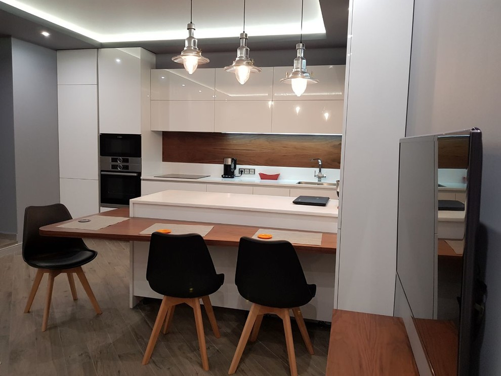 Белая островная кухня