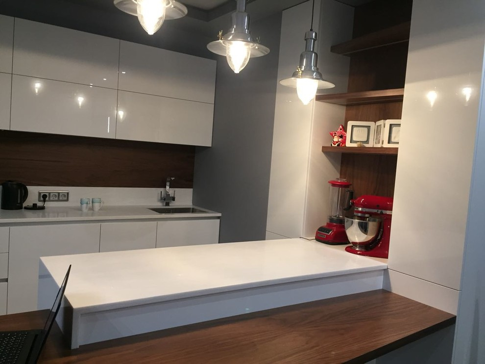 Белая островная кухня