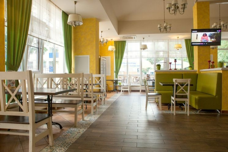 Интерьер столовой "Вкусное лето" в с.Дивноморское