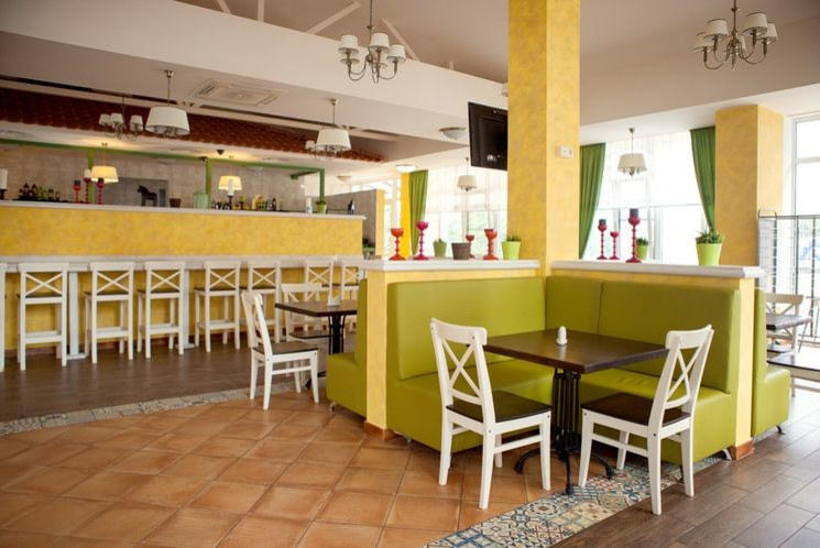 Интерьер столовой "Вкусное лето" в с.Дивноморское