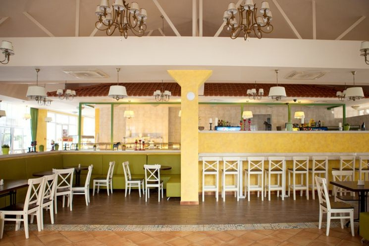 Интерьер столовой "Вкусное лето" в с.Дивноморское