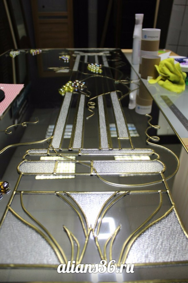 Витраж на большом зеркале с применением марблс