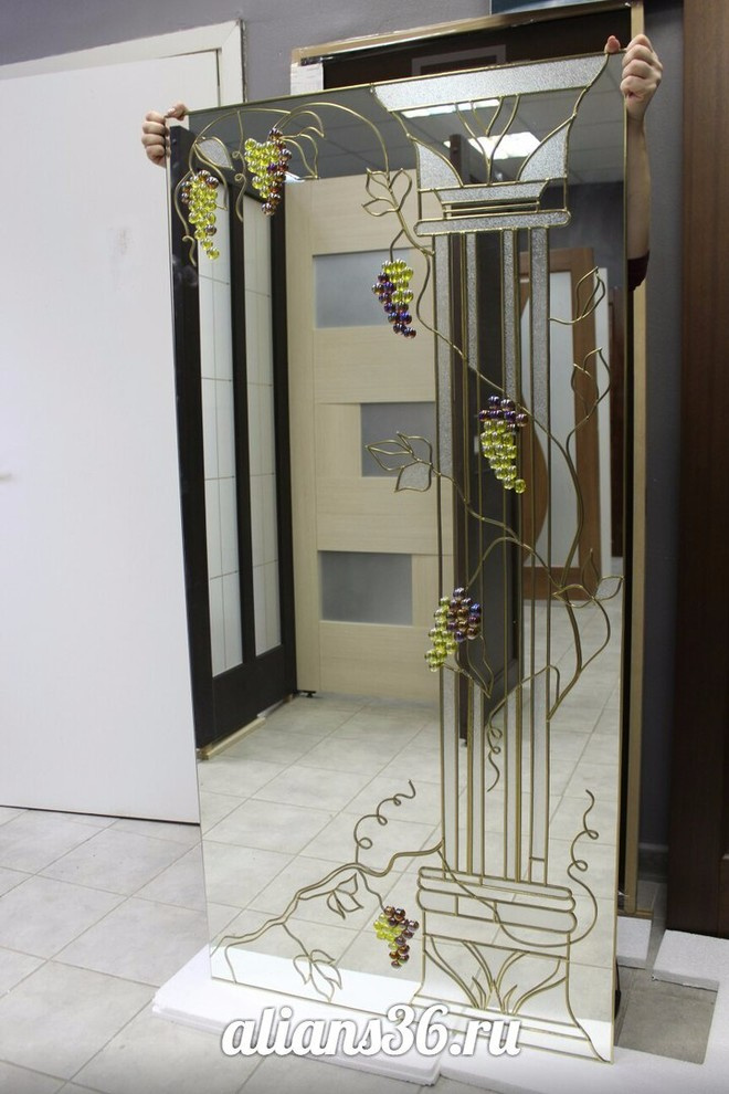 Витраж на большом зеркале с применением марблс