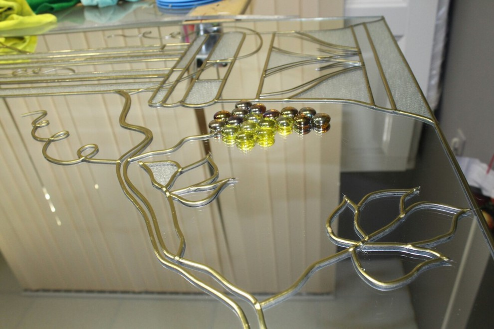 Витраж на большом зеркале с применением марблс