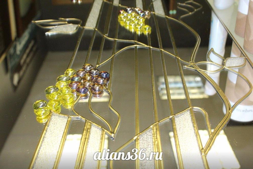 Витраж на большом зеркале с применением марблс