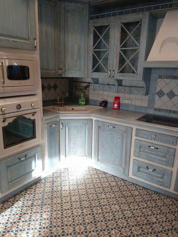 Кухня кантри в муратуре из дуба и плитки в Московской области.