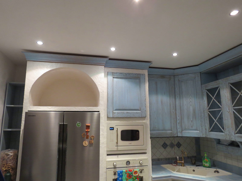 Кухня кантри в муратуре из дуба и плитки в Московской области.