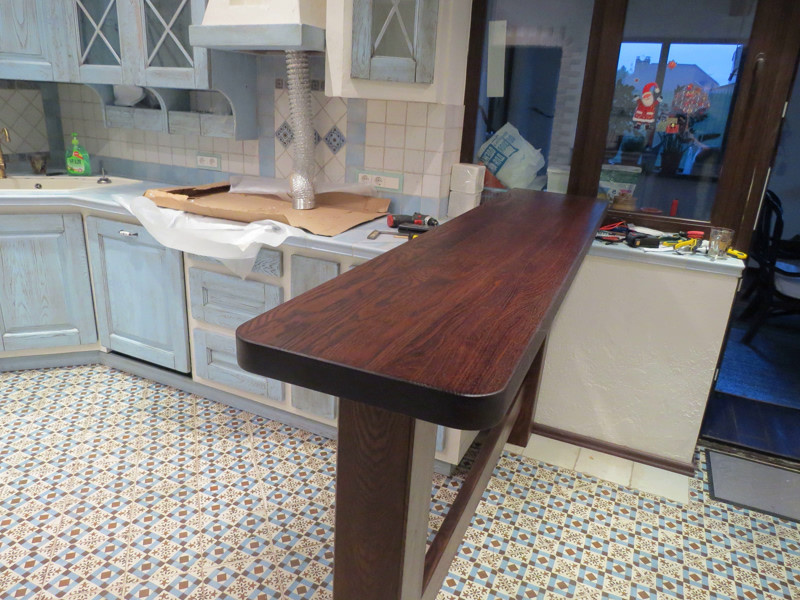 Кухня кантри в муратуре из дуба и плитки в Московской области.