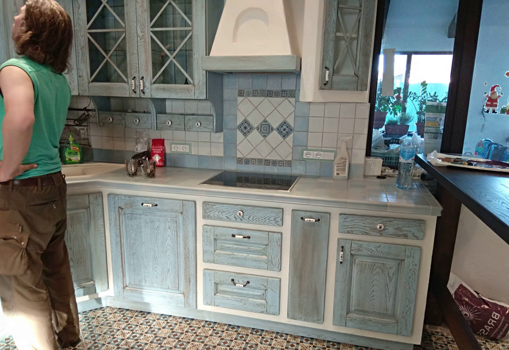 Кухня кантри в муратуре из дуба и плитки в Московской области.