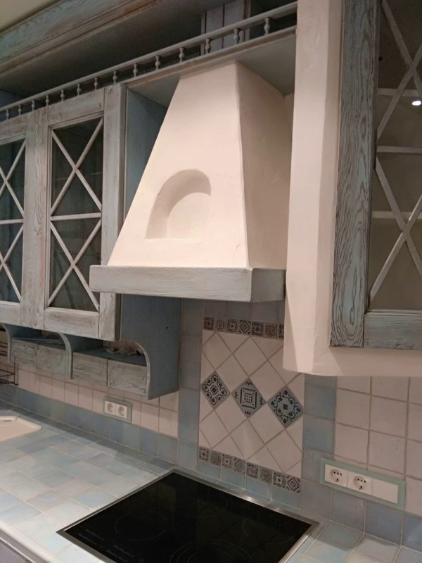 Кухня кантри в муратуре из дуба и плитки в Московской области.