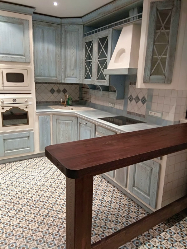 Кухня кантри в муратуре из дуба и плитки в Московской области.