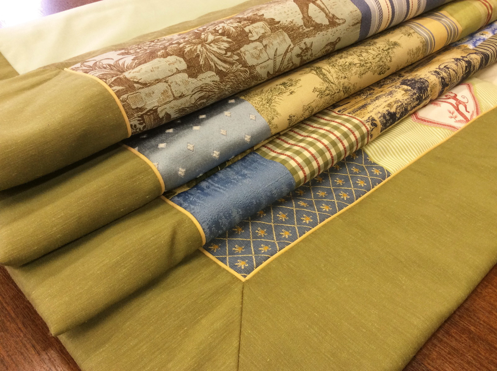 Покрывала и комплекты с подушками