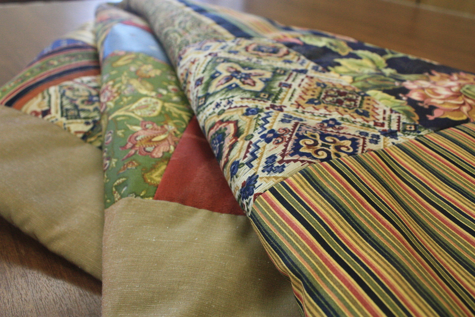 Покрывала и комплекты с подушками