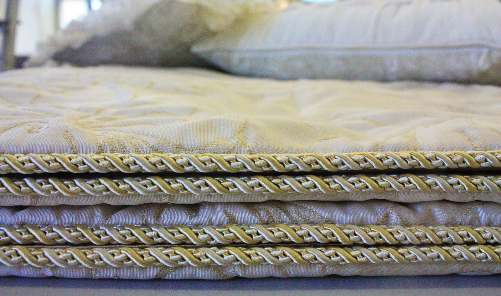 Покрывала и комплекты с подушками