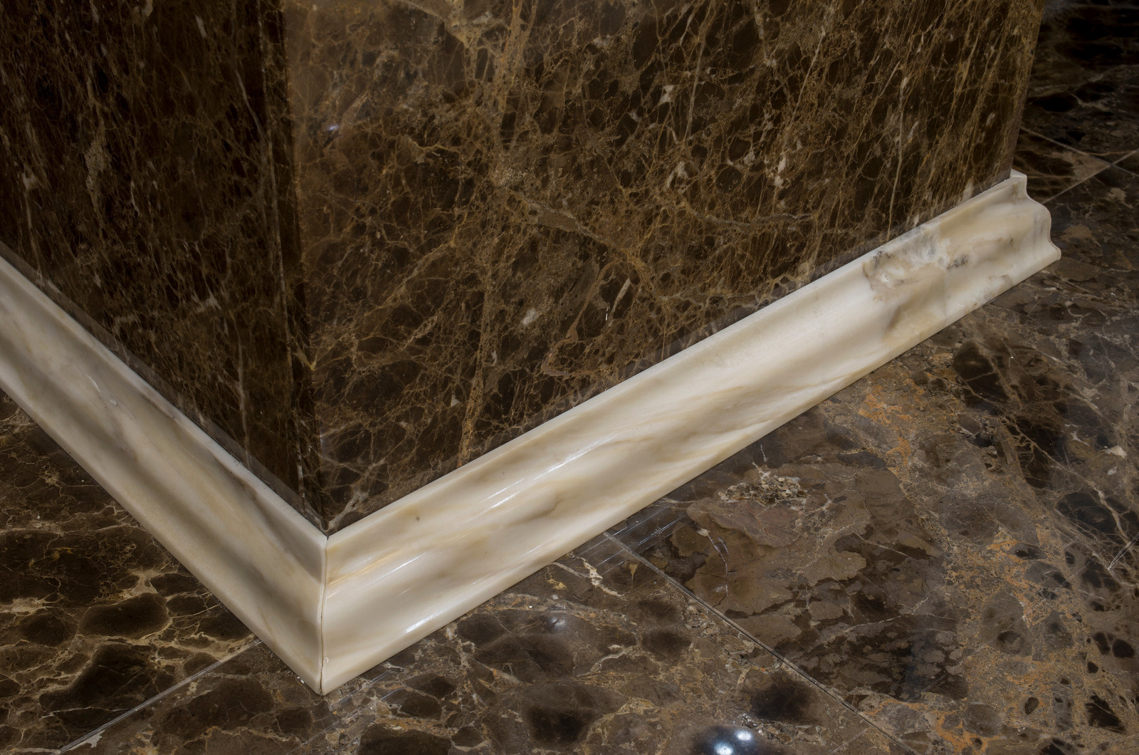 Облицовка главного холла компании