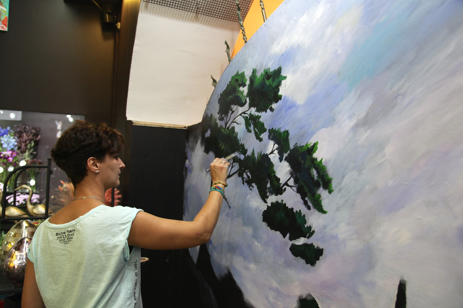 Роспись стены в магазине цветов