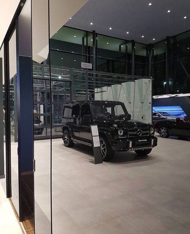 Автосалон Mercedes Benz