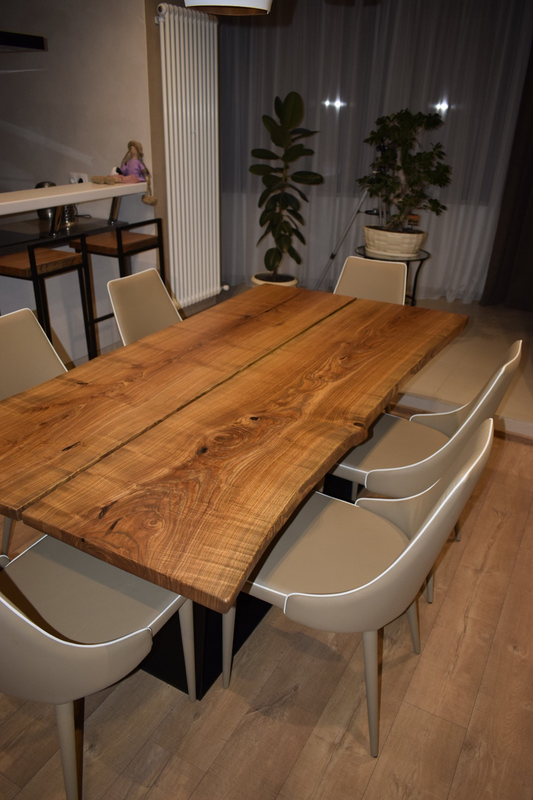 Стол из слэбов ясеня с живым краем + барные стулья из ясеня