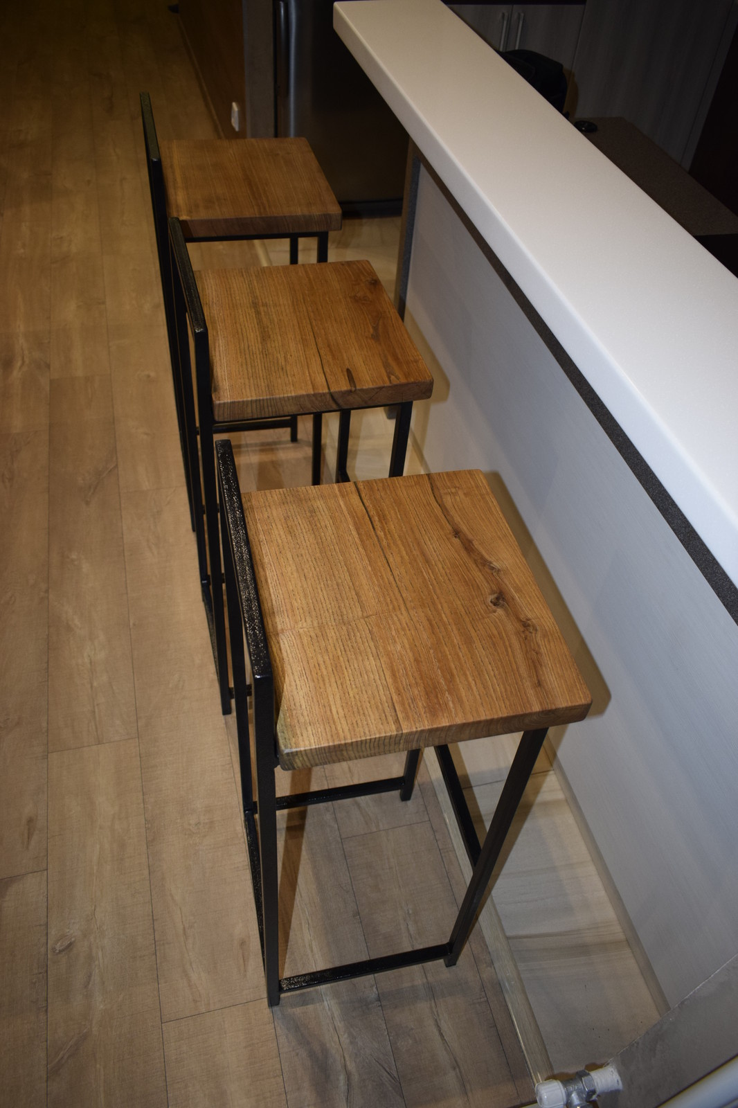 Стол из слэбов ясеня с живым краем + барные стулья из ясеня