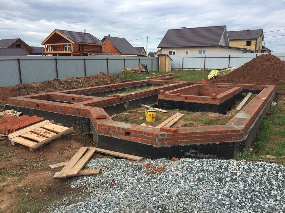 На этапе строительства